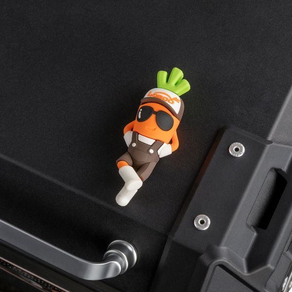 Брелок-наклейка в форме моркови Loboo Mascot Carrot Charm, На поверхности 10.7.05004.001.01 фото